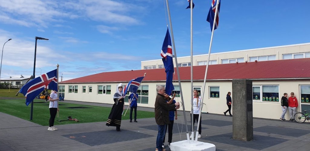 Fáni dreginn að hún