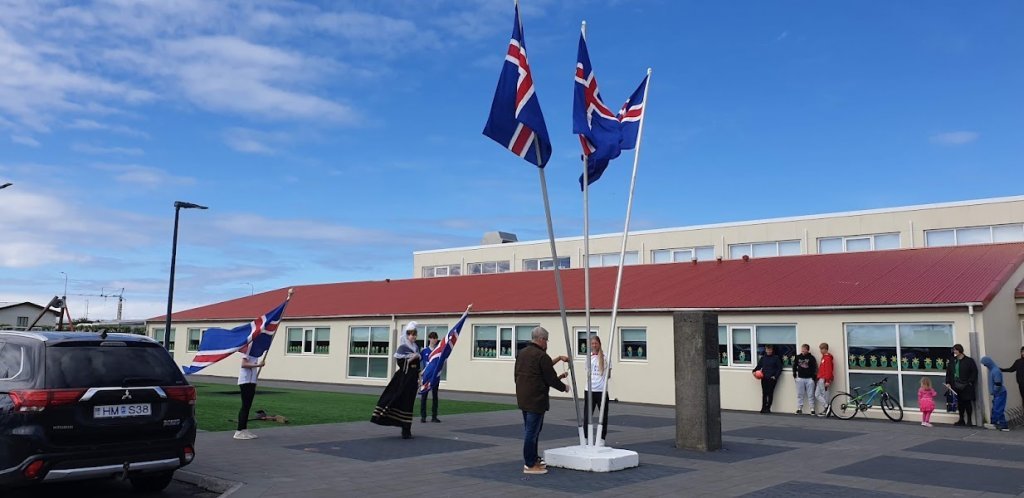 Fáni dreginn að hún