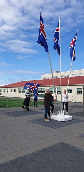 Fáni dreginn að hún