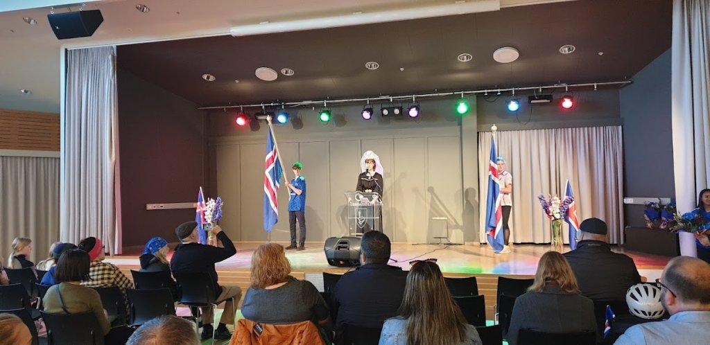 Fjallkonan Amelía Björk Davíðsdóttir nýstúdent flutti ljóðið „Ég bið að heilsa“ eftir Jónas Hallgrímsson.