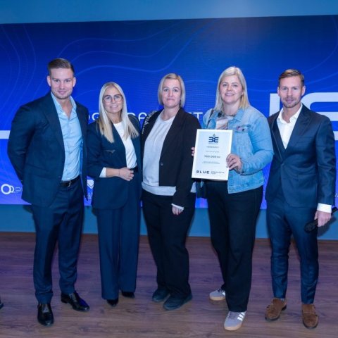 Starfsmenn Heiðarholts ásamt forsvarsfólki Blue Car Rental. Mynd/Víkurfréttir 