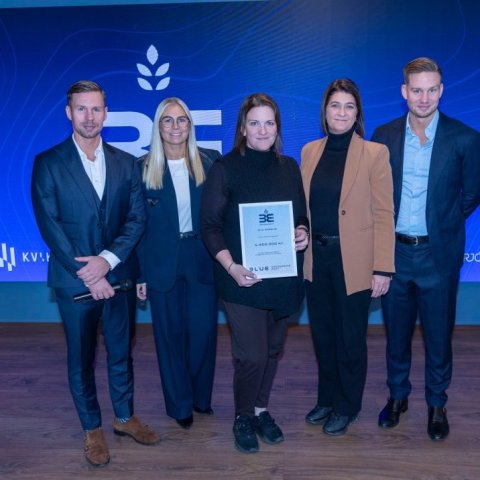 Starfsmenn Gerðarskóla ásamt forsvarsfólki Blue Car Rental. Mynd/Víkurfréttir
