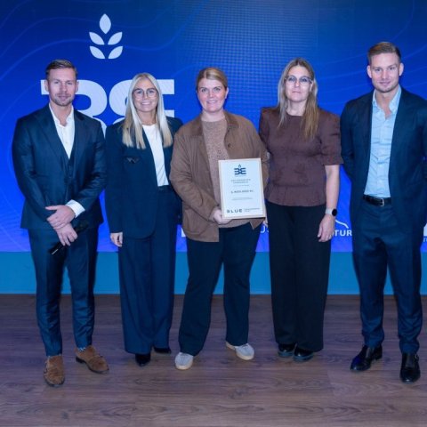Starfsmenn Sandgerðisskóla ásamt forsvarsfólki Blue Car Rental. Mynd/Víkurfréttir