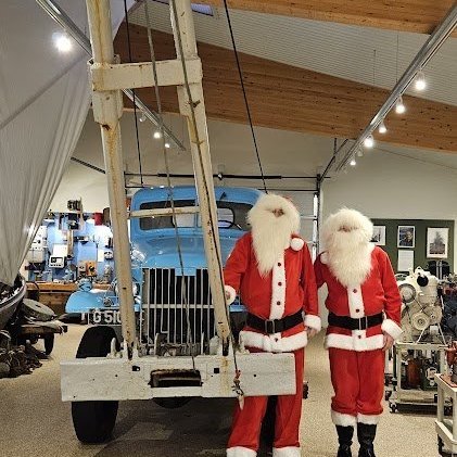 Giljagaur og Skyrgámur upp við trukkinn hans Guðna