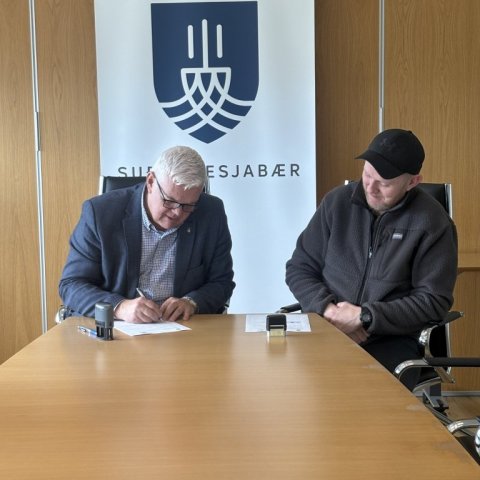 Magnús Stefánsson bæjarstjóri og Eiður Gils Brynjarsson formaður Hestamannafélagsins Mána undirrita samkomulag.