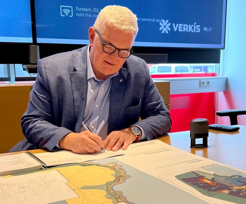 Magnús Stefánsson bæjarstjóri áritar nýtt aðalskipulag Suðurnesjabæjar