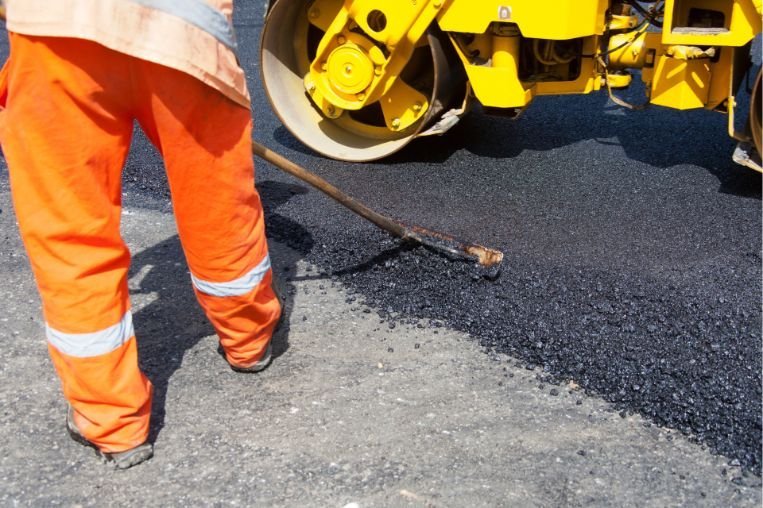 Fræsing og malbikun á Reykjanesbraut 27. maí.