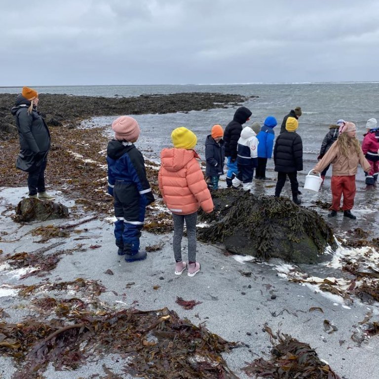 Krakkarnir skemmta sér í fjörunni á Garðskaga.