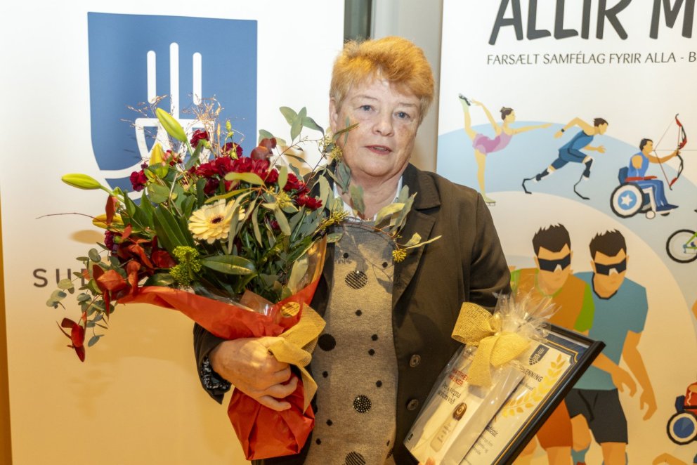 Hrönn hýtur viðurkenningu fyrir óeigingjörn störf þágu íþrótta- og tómstunda.