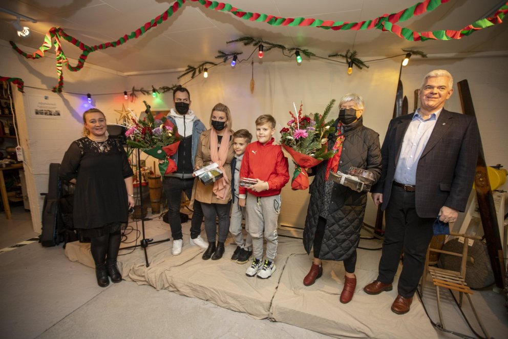 Afhending viðurkenninga fyrir fallegar jólaskreytingar í Suðurnesjabæ